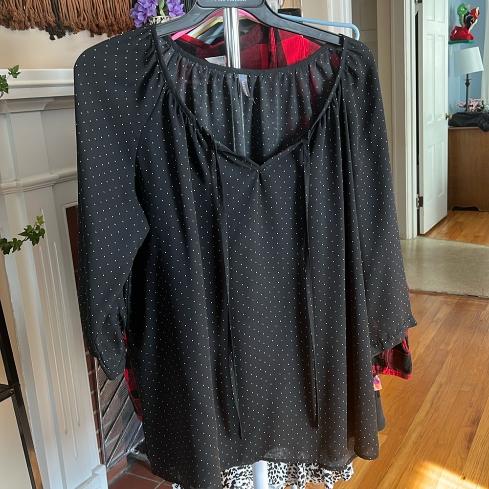 Massini blouse fits like xl. No stretch.